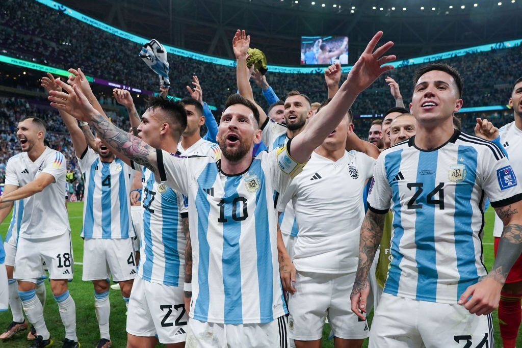 Có giỏi thì vào mà ngăn cản quái vật Messi 10